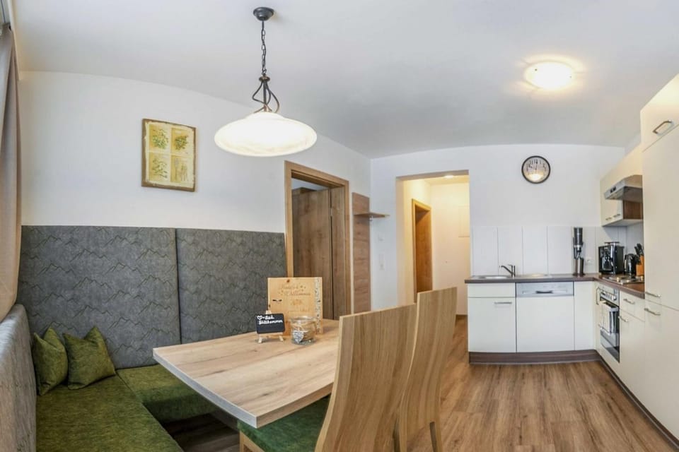Kitchen or kitchenette, Living room, Seating area, Dining area, stove
