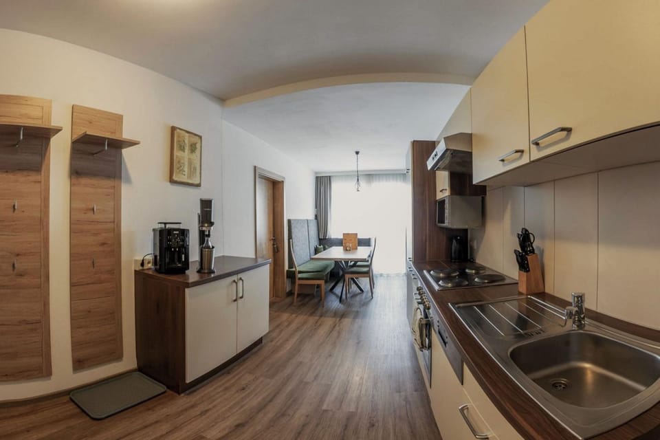 Kitchen or kitchenette, Dining area, stove