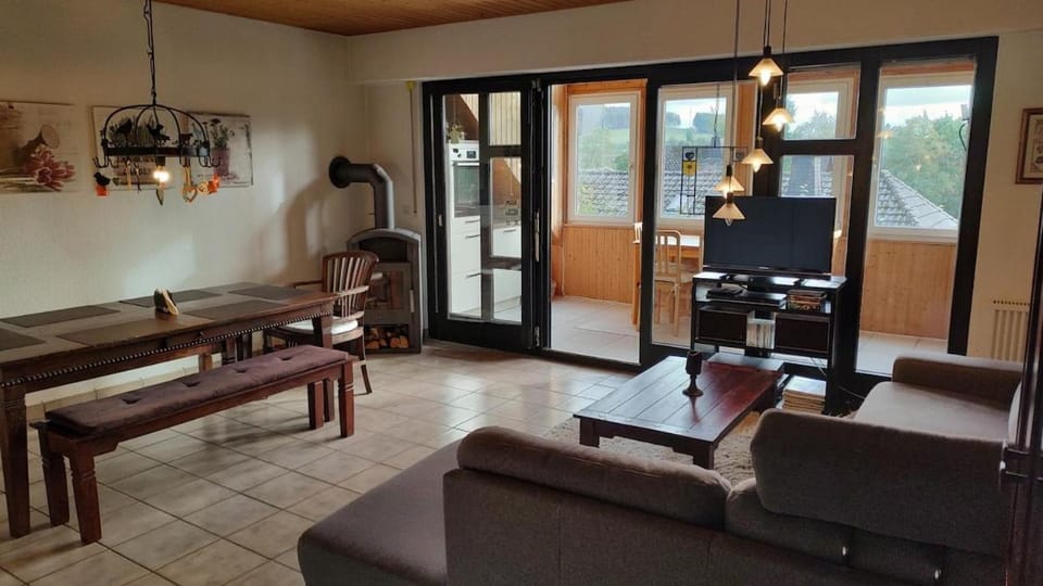 TV and multimedia, Living room, Seating area, Dining area