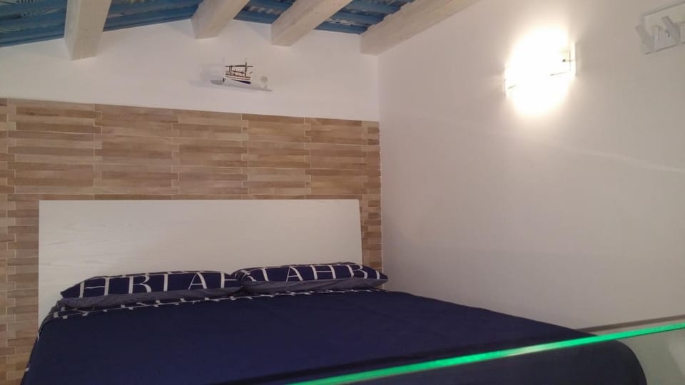 Bed, TV and multimedia, Bedroom