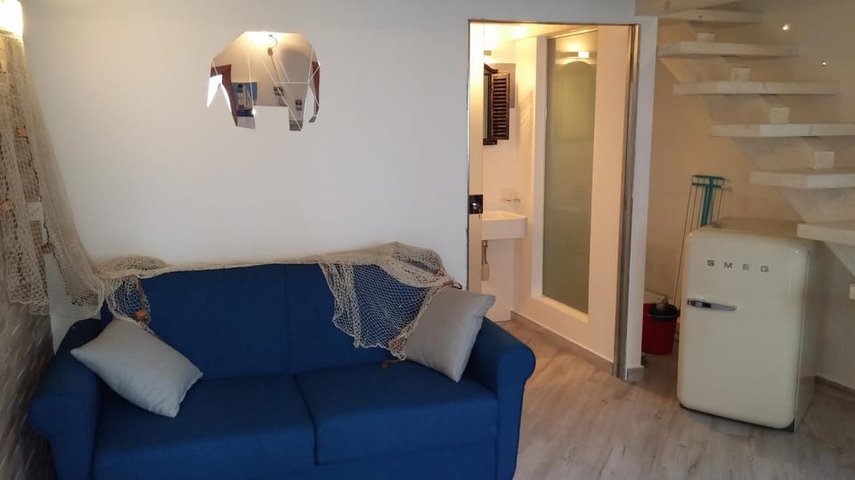 Toilet, Patio, Bathroom, Kitchen or kitchenette, Living room, Seating area, Dining area