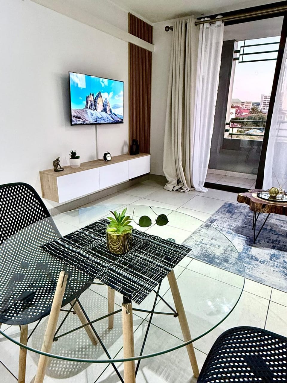 TV and multimedia, Living room, Seating area, Dining area
