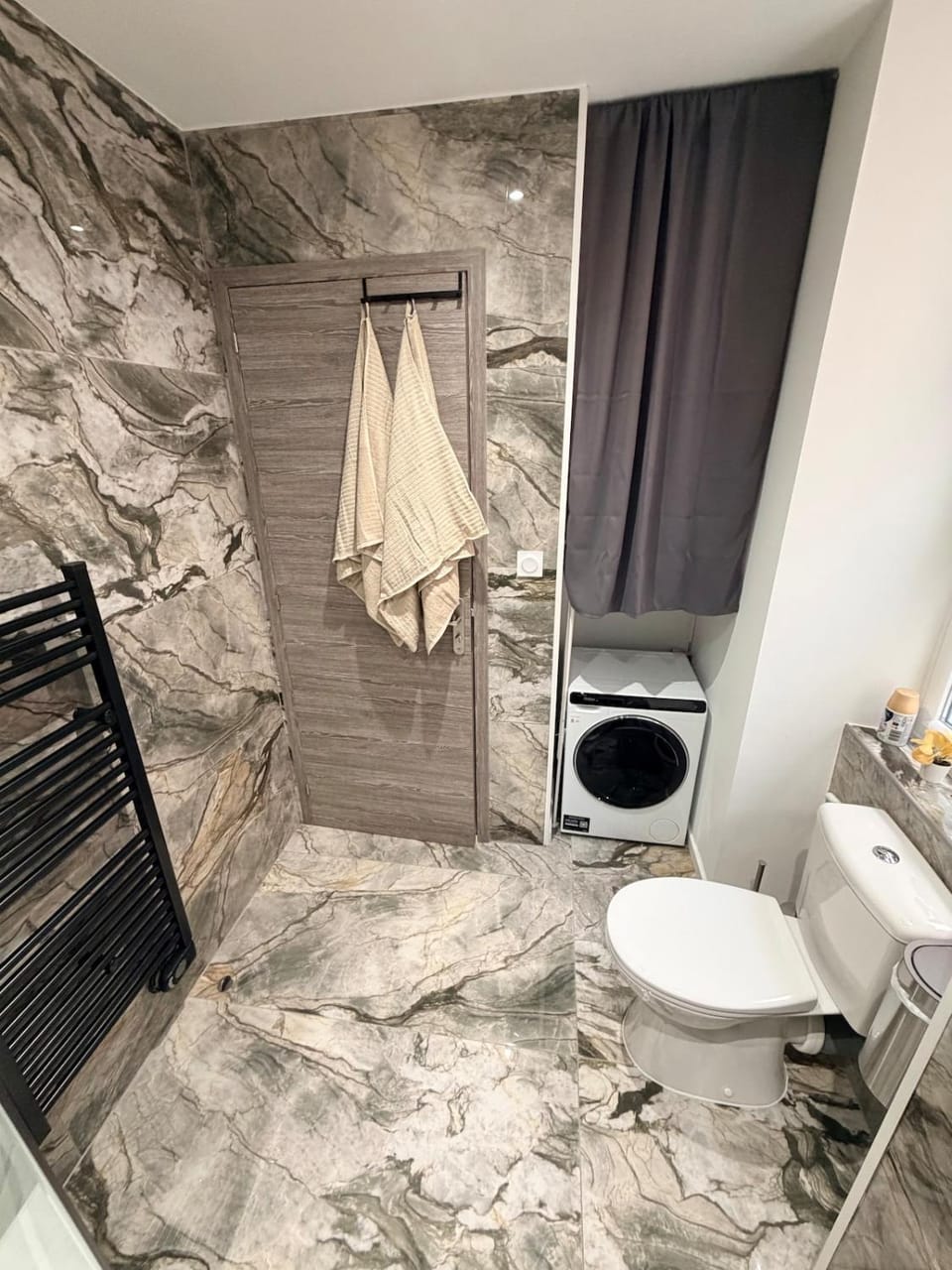 Bathroom, towels, washing machine