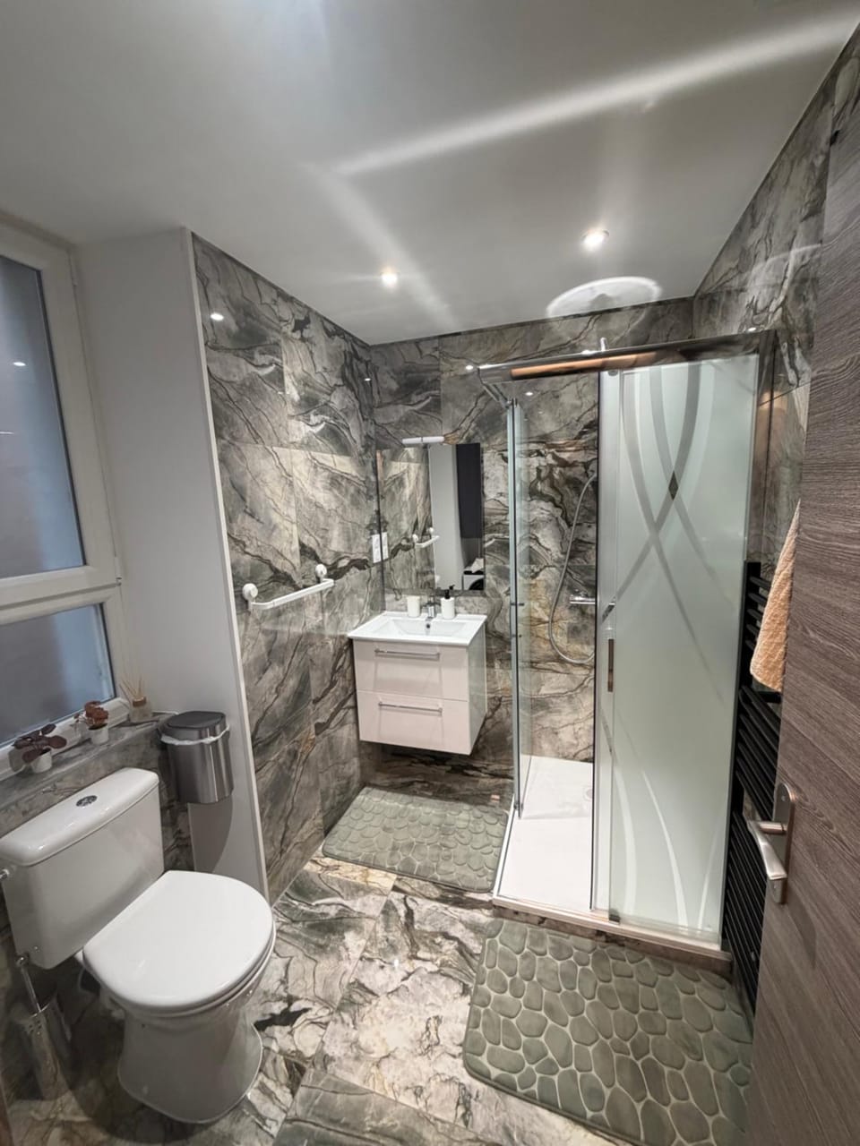Shower, Toilet, Bathroom, towels