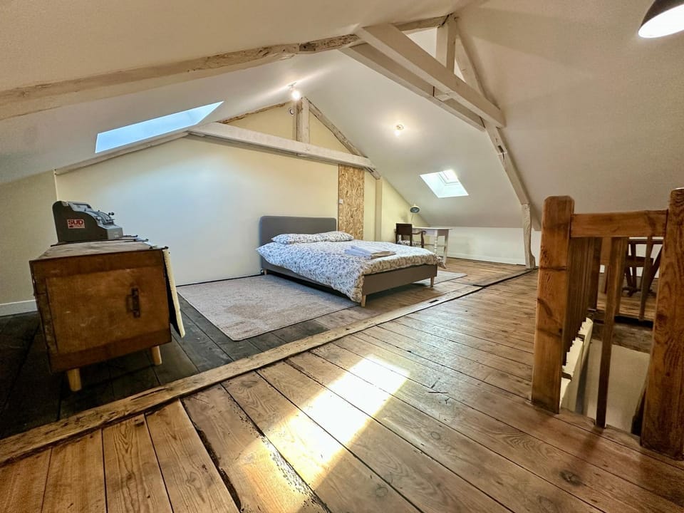 Photo of the whole room, Bedroom
