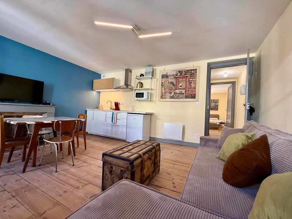 Kitchen or kitchenette, Living room, Meals, Breakfast, Family, kitchen