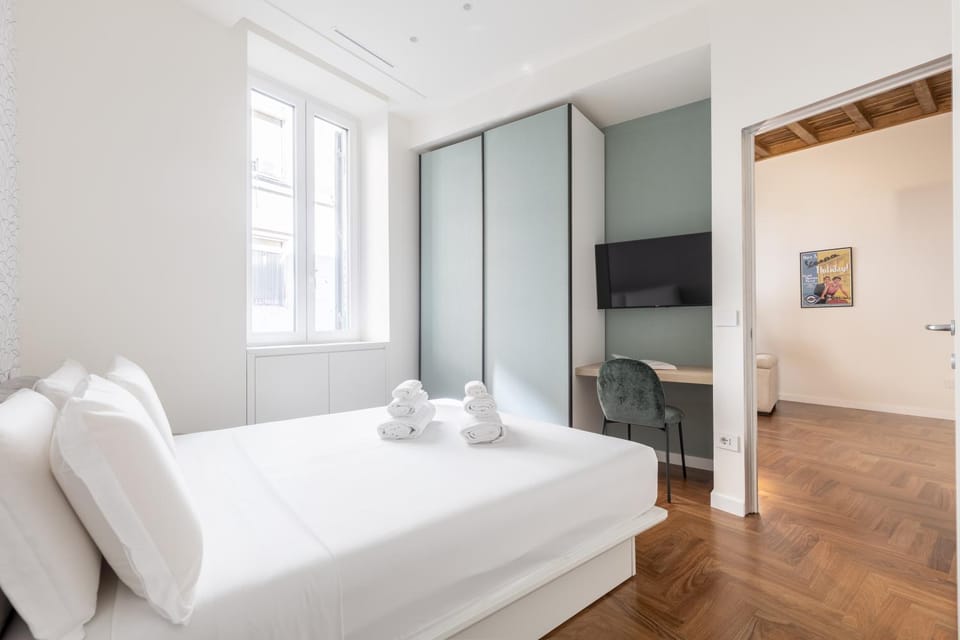 Bed, TV and multimedia, Photo of the whole room, Bedroom