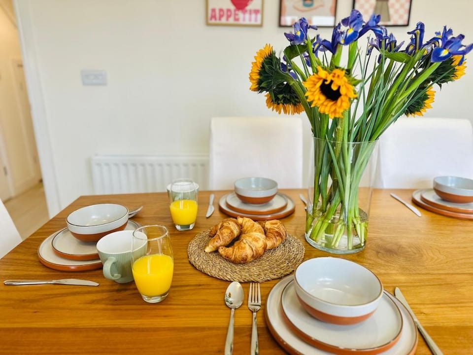 Food and drinks, Dining area, Breakfast