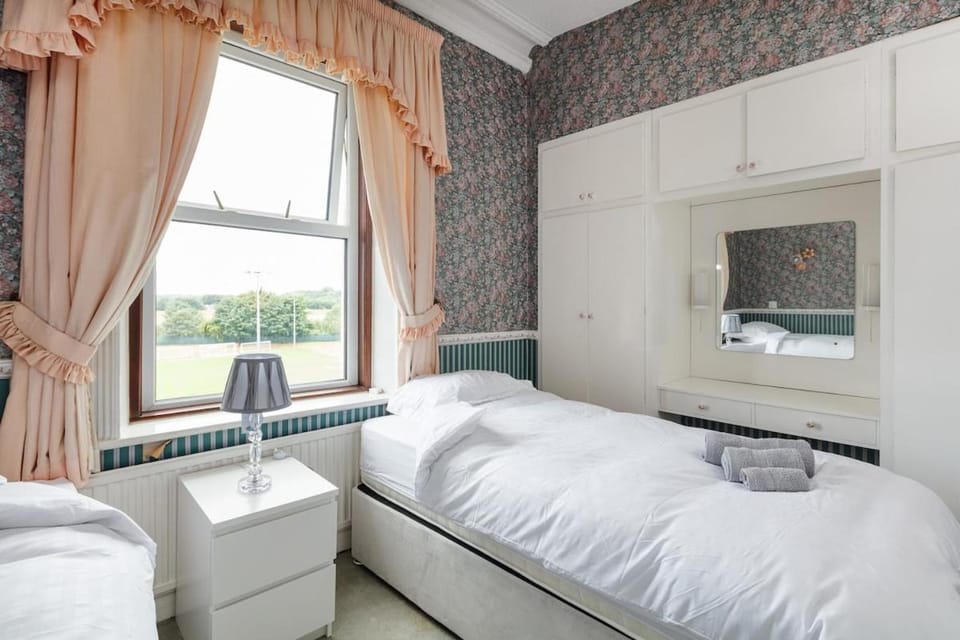 Beautiful 'Mayfield' Villa with private pool! House in Salford