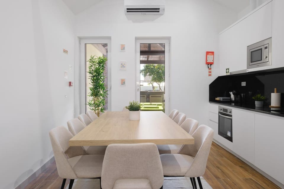 Kitchen or kitchenette, Living room, Seating area, Dining area, oven, stove