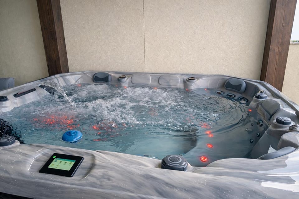 Private Pool Villa with 4BR Suites, Hot Tub & Patio House in Vila Nova de Gaia