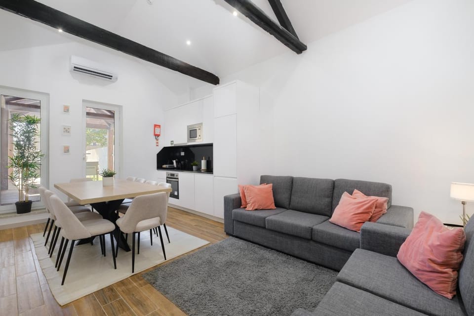 Communal lounge/ TV room, TV and multimedia, Living room, Seating area, Dining area, Evening entertainment, air conditioner