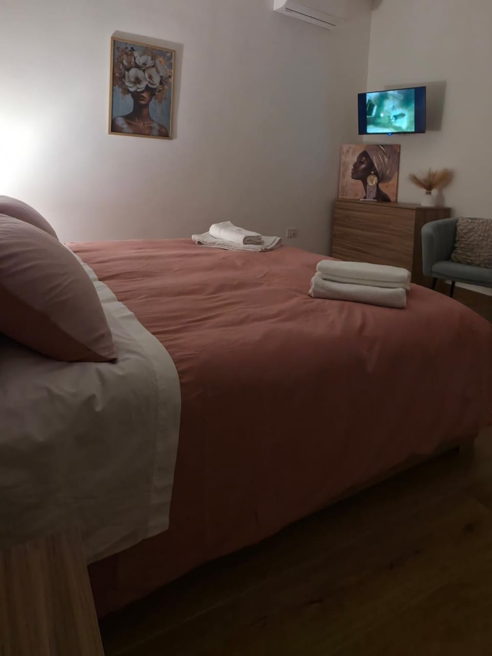TV and multimedia, Photo of the whole room, Bedroom, towels, air conditioner