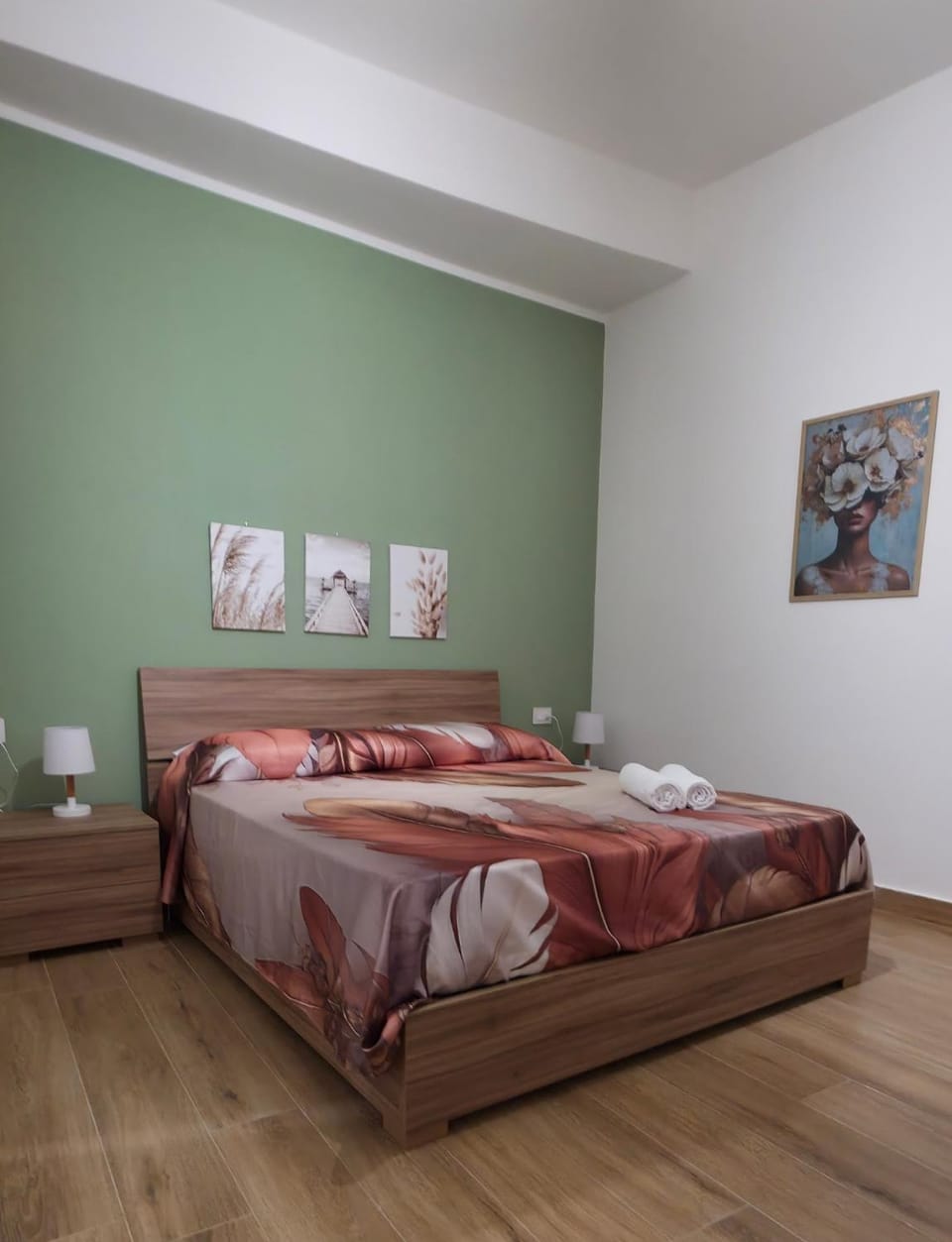 Bedroom, towels, air conditioner