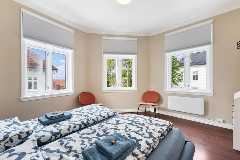 Big, Bright & Beautiful - with 6 Large Bedrooms Apartment in Bergen