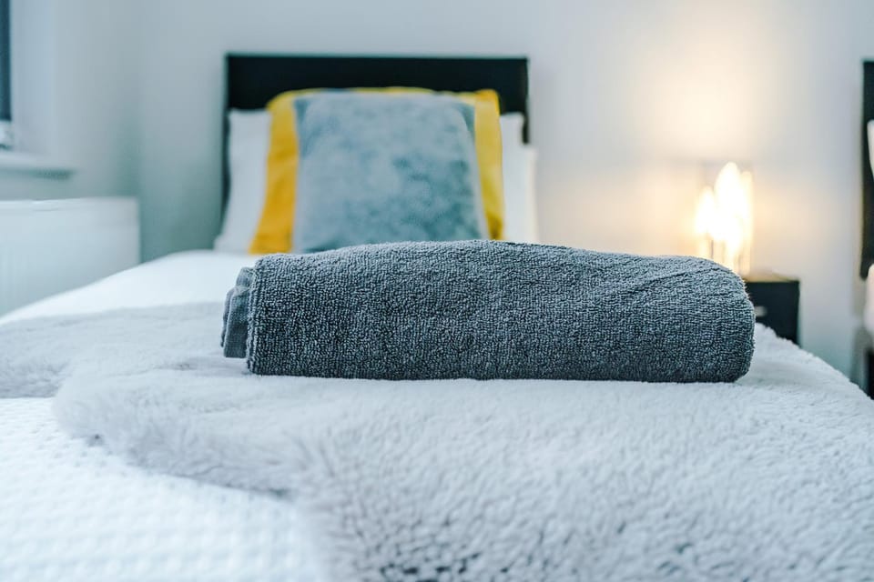 Bed, towels