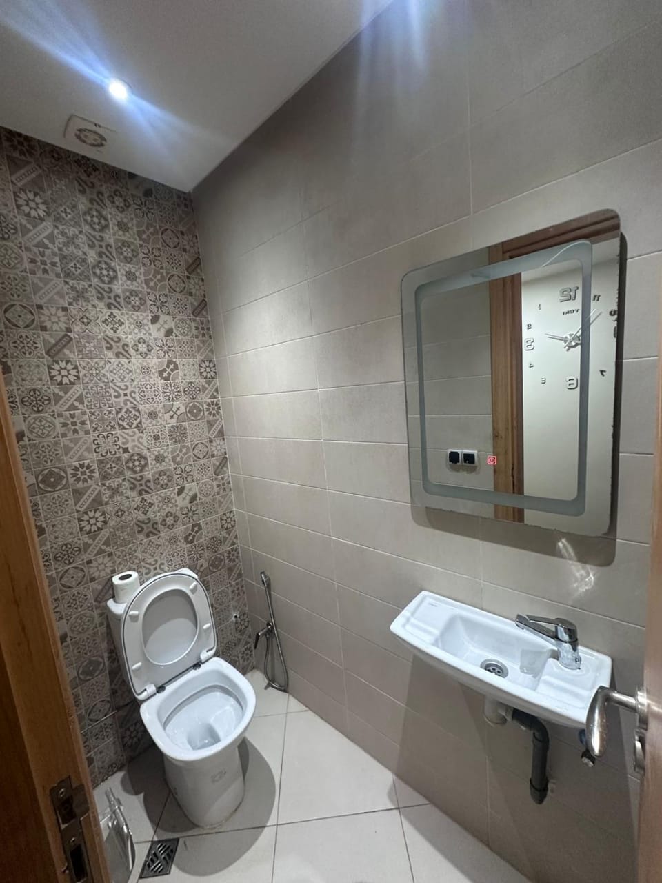 Toilet, towels
