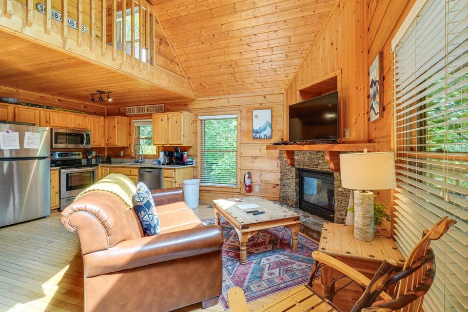 Hot Tub & Game Area: Rustic Cabin 5 Mi to GSMNP Cabin in Gatlinburg