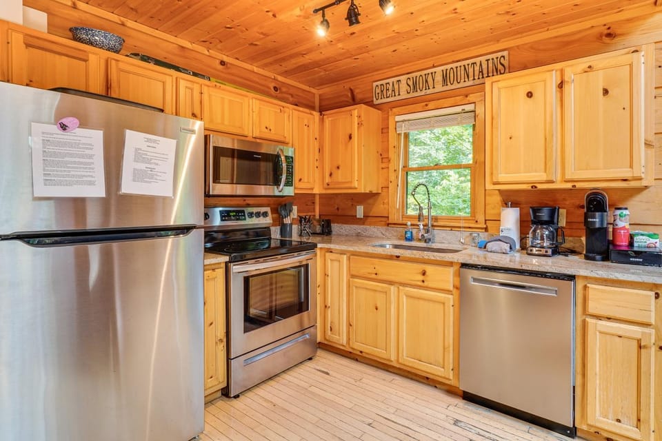 Hot Tub & Game Area: Rustic Cabin 5 Mi to GSMNP Cabin in Gatlinburg