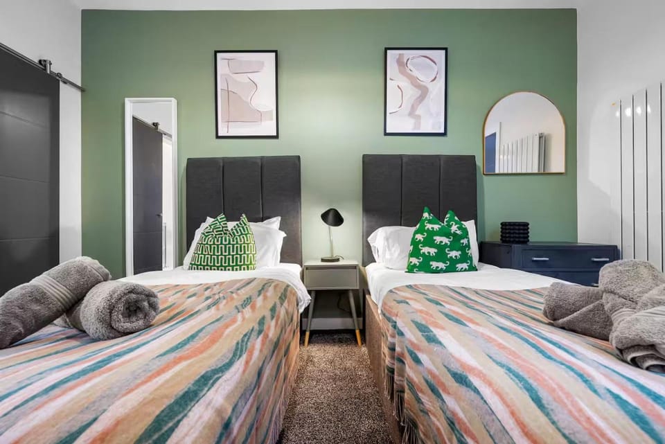 Aylesbury House 3 En-suite Bedrooms Parking Pets House in Portsmouth