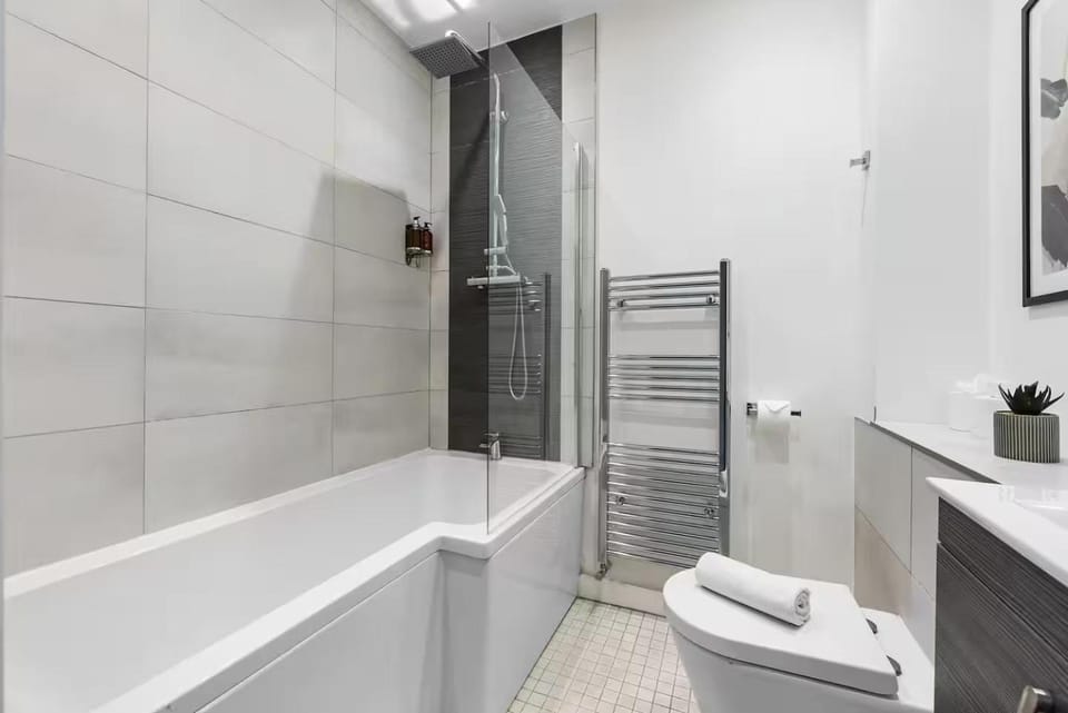 Aylesbury House 3 En-suite Bedrooms Parking Pets House in Portsmouth