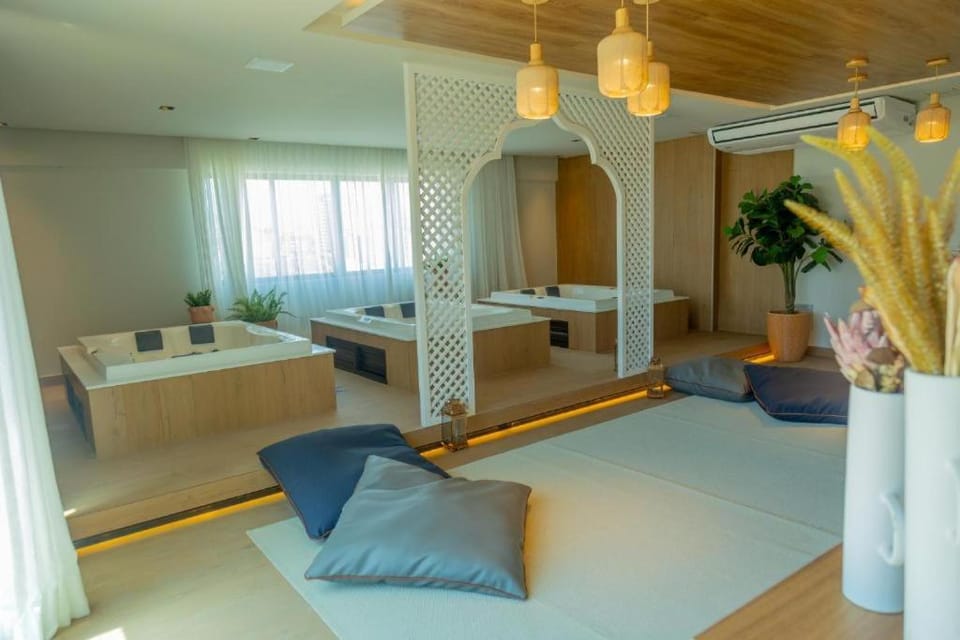 Hot Tub, Seating area