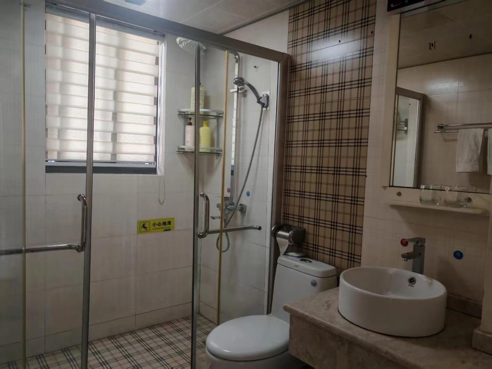 Shower, Toilet, Bathroom, towels
