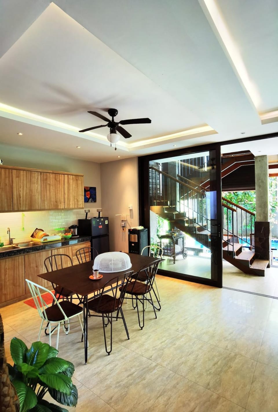 Kitchen or kitchenette, Dining area