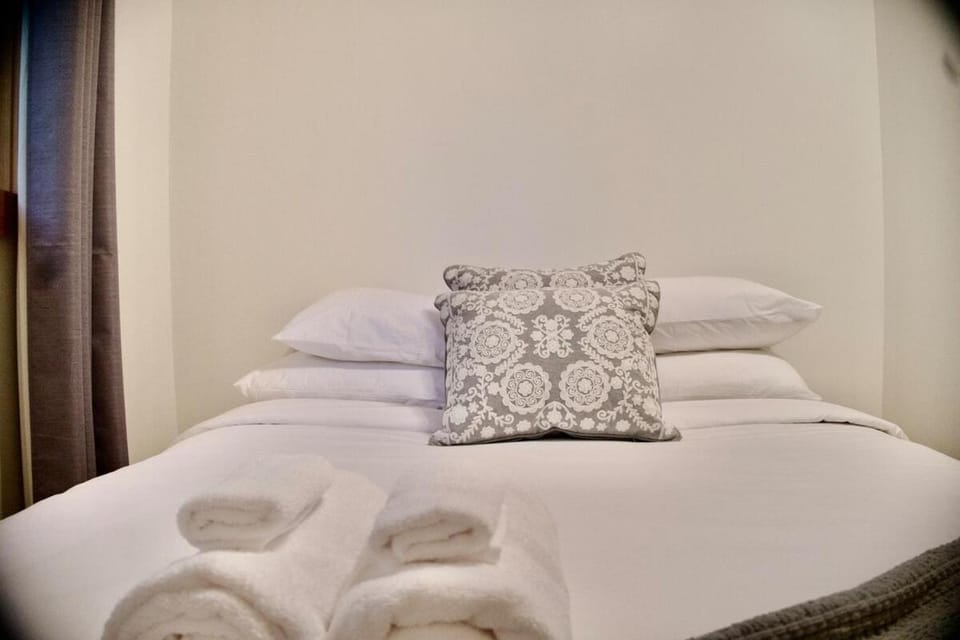 Serendipity 5 BR Waterfront 4 Seasons, Hot Tub, Firepit, Close to Ski HIll House in Dysart and Others