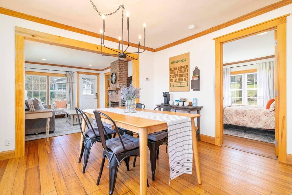 Photo of the whole room, Dining area, Meals