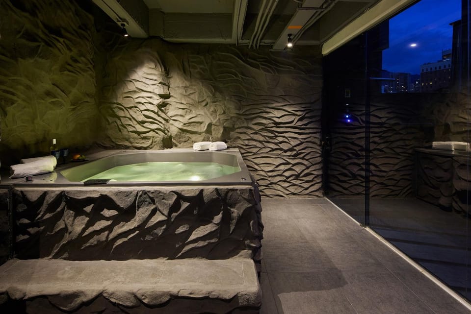 Night, Hot Tub, Decorative detail, towels, acessibility