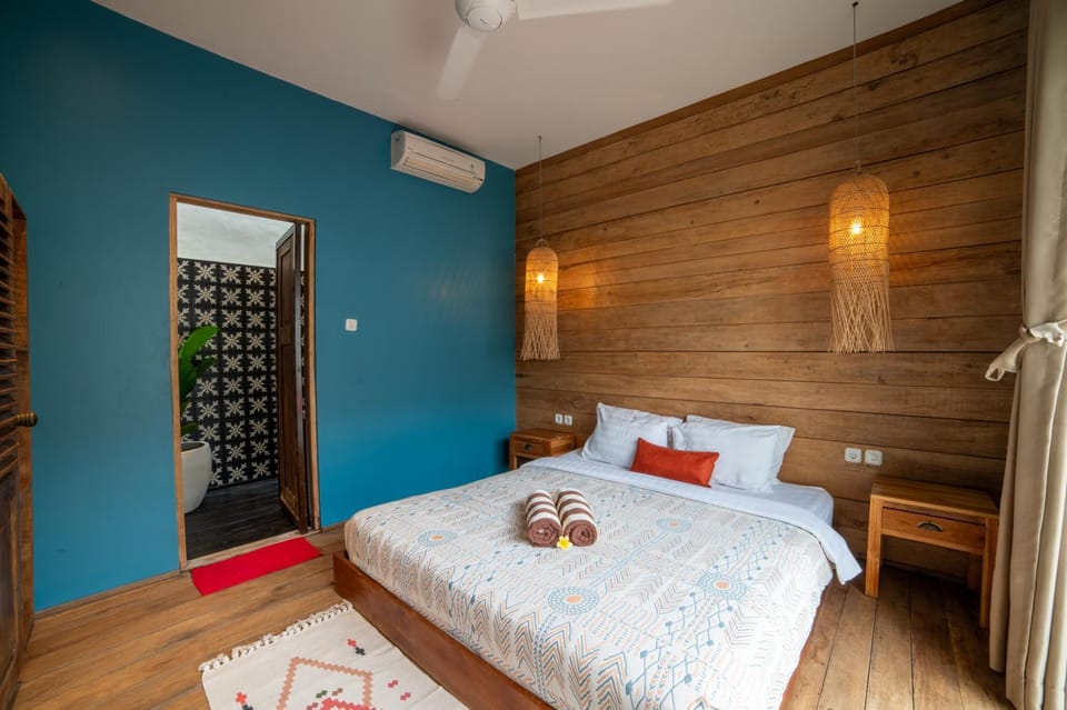 Bed, Photo of the whole room, Bedroom, hair dryier, towels, wardrobe, air conditioner