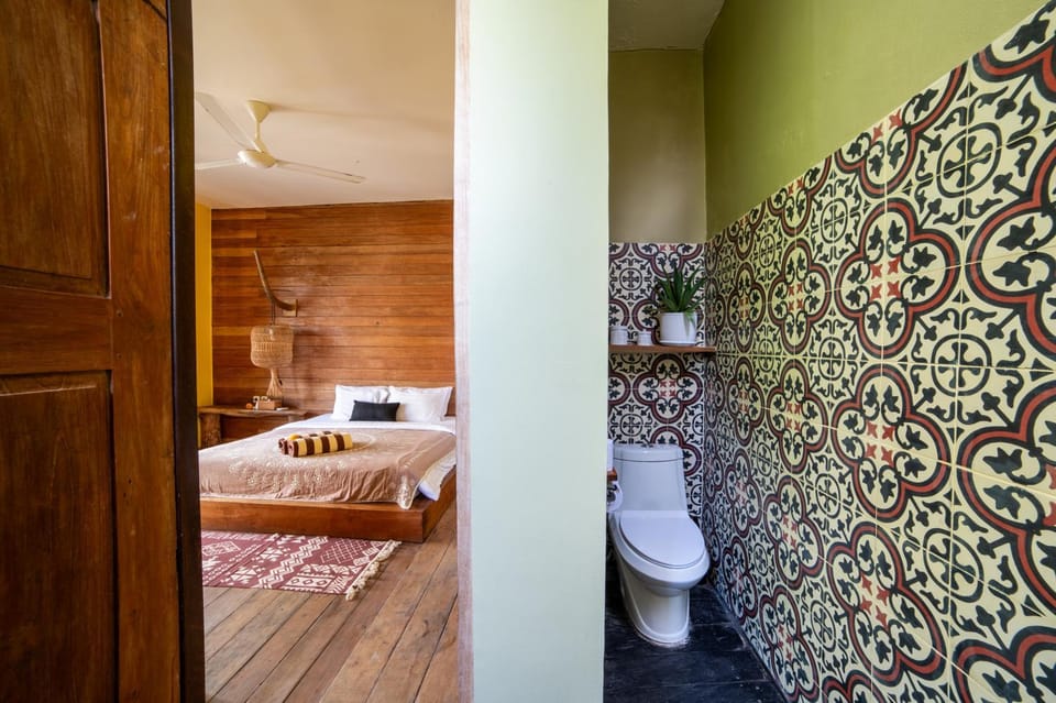 Bed, Bathroom, Photo of the whole room, Decorative detail, Bedroom, towels