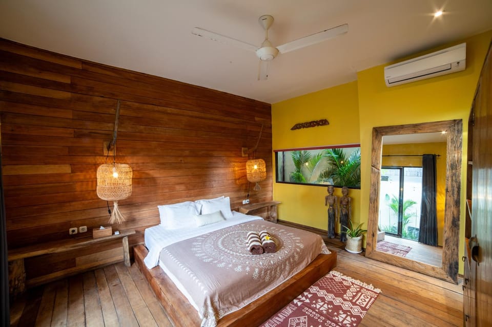 Bed, Photo of the whole room, Decorative detail, Bedroom, air conditioner