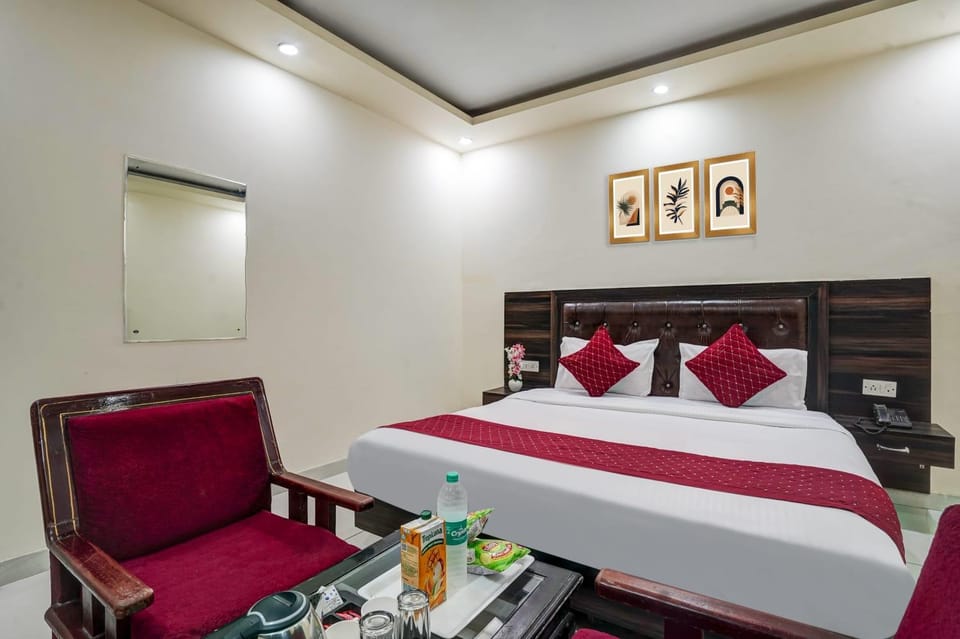 Bed, Living room, Photo of the whole room, Seating area, Bedroom