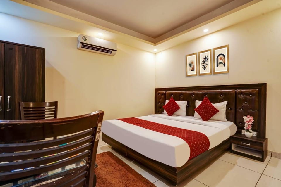 Bed, Living room, Photo of the whole room, Seating area, Bedroom, air conditioner