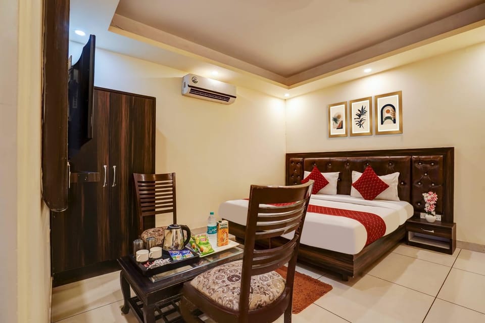 Bed, Living room, Food and drinks, Photo of the whole room, Seating area, Bedroom, Food, air conditioner