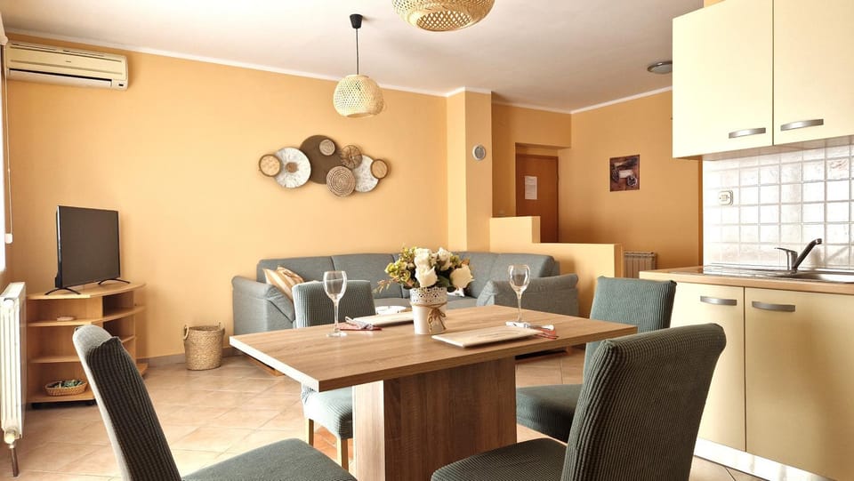 TV and multimedia, Living room, Seating area, Dining area, air conditioner