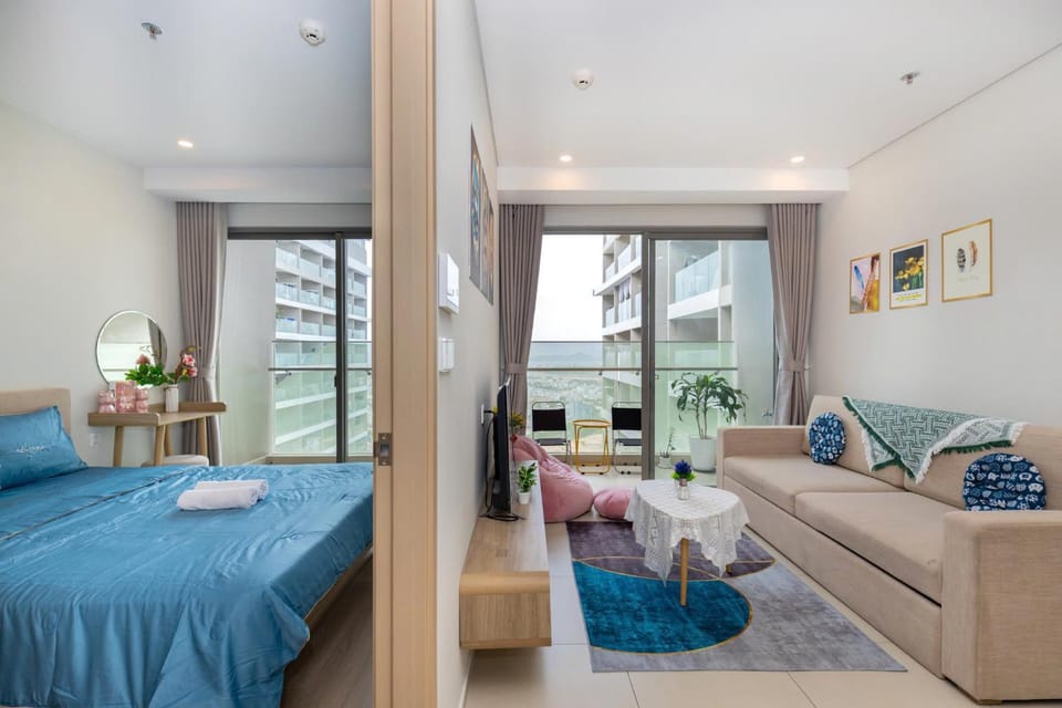 Bed, Living room, Photo of the whole room, Seating area, Bedroom
