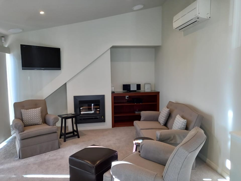 TV and multimedia, Living room, Seating area, fireplace, air conditioner