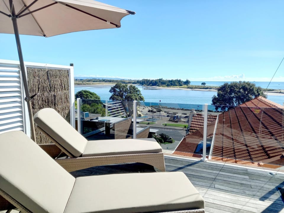 Balcony/Terrace, Lake view, River view, Sea view, sunbed