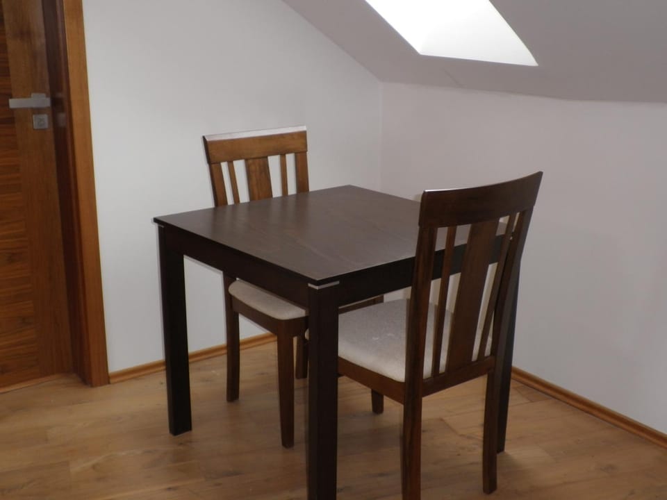Kitchen or kitchenette, Seating area, Dining area