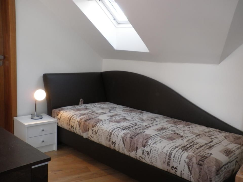 Bedroom, bunk bed