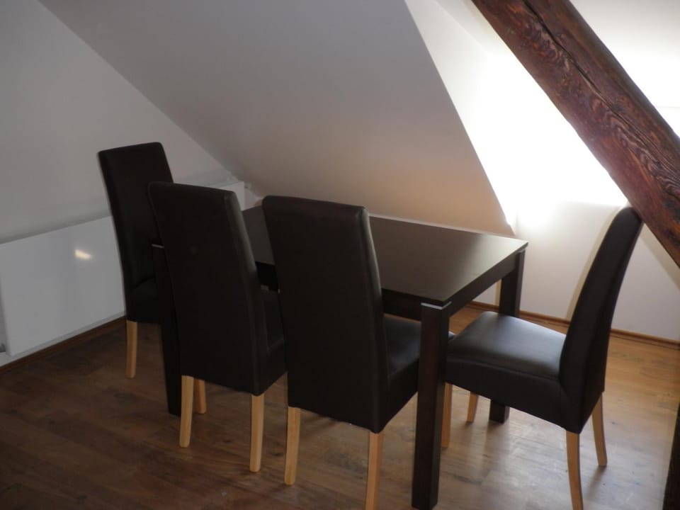 Coffee/tea facilities, Kitchen or kitchenette, Living room, Seating area, Dining area