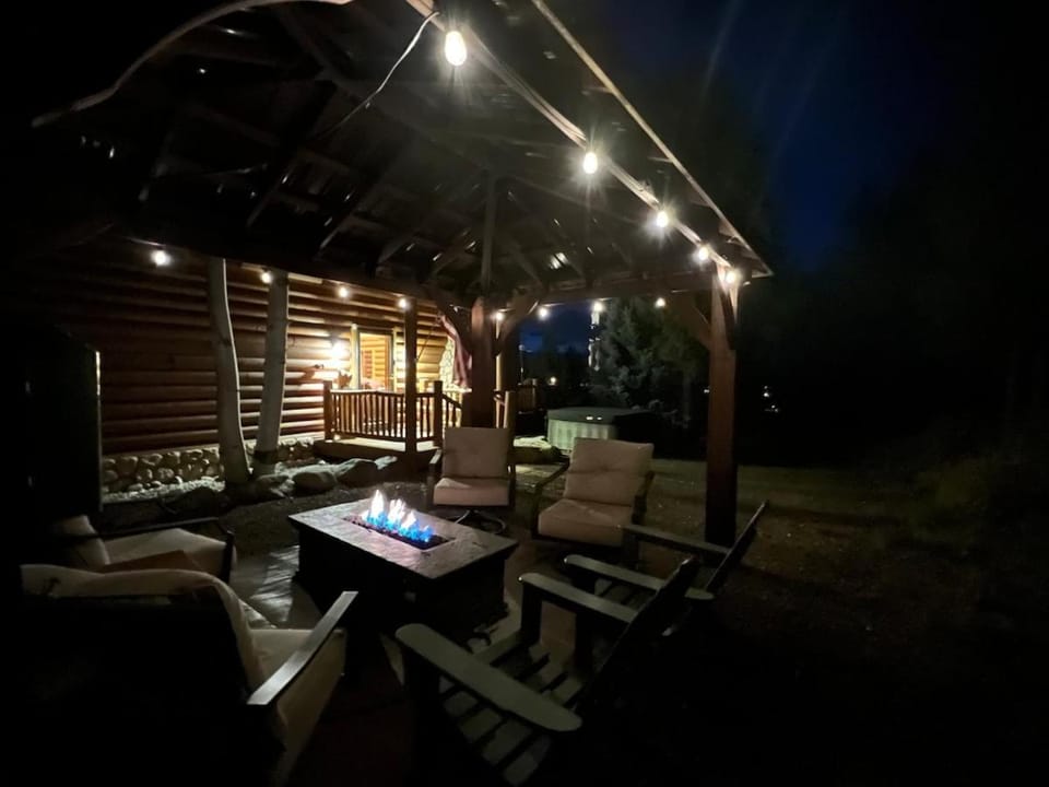 Granby Panoramic Paradise! Hot tub and firepit! House in Granby