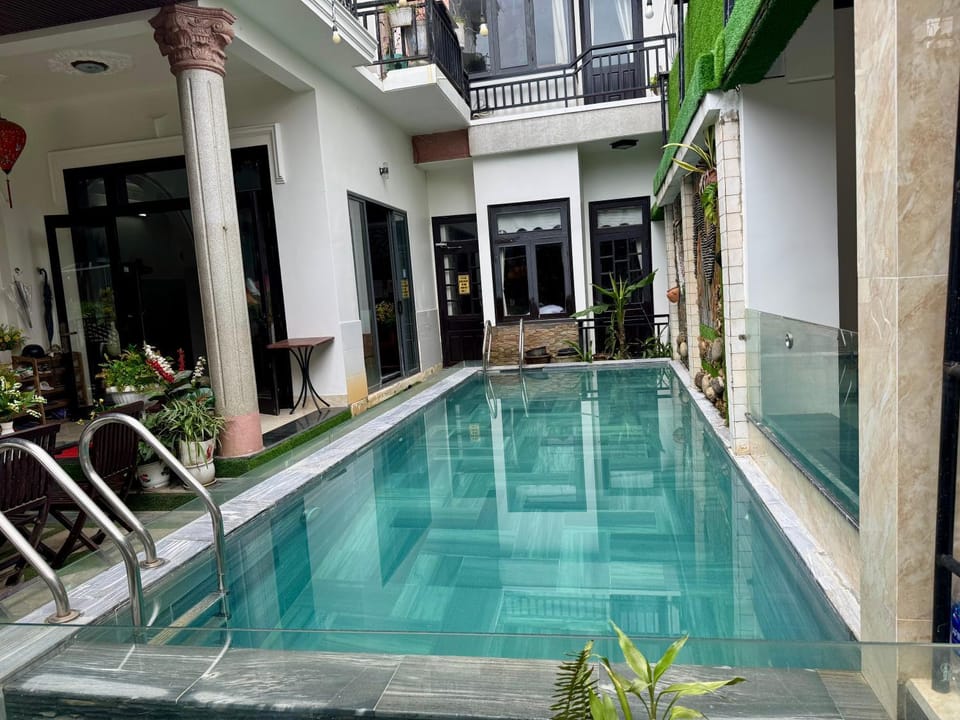 Day, Swimming pool
