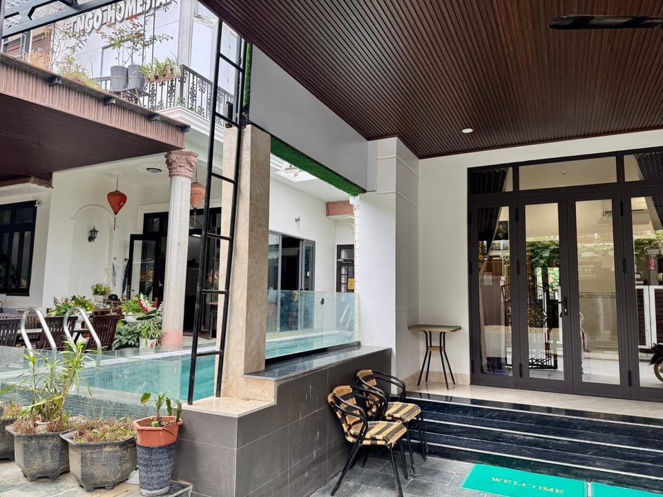 Patio, Day, Swimming pool