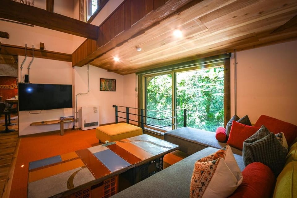 Villa Hibiki, 5 bdrm Spacious Unique Echoland Villa in Hakuba