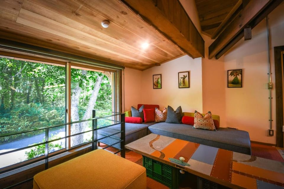 Villa Hibiki, 5 bdrm Spacious Unique Echoland Villa in Hakuba