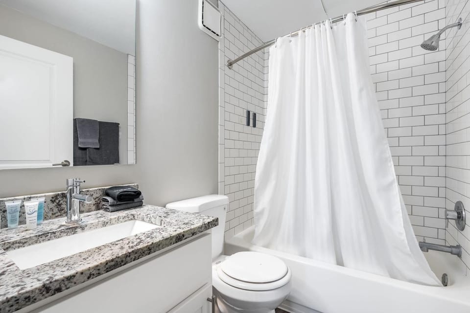 Group Stay - 7 Apts Near Lucas Oil Stadium Apartment in Indianapolis